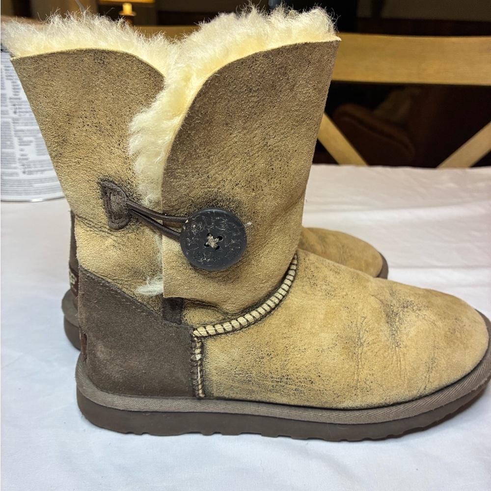 UGG Australia Bailey Button Boots Women’s Size 6 Sheepskin Short Boots